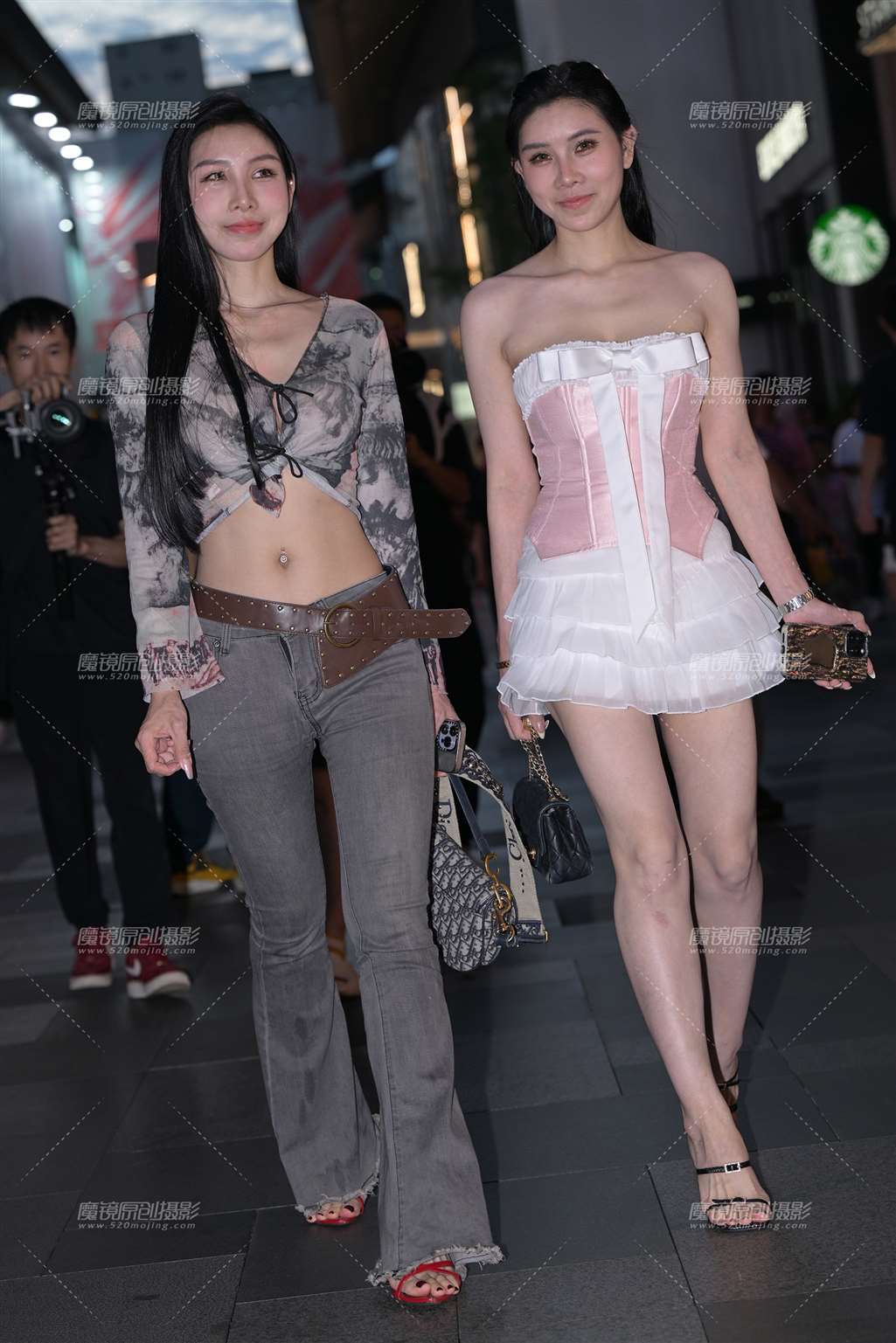 图片[1]-姐妹花逛街-街拍流行馆