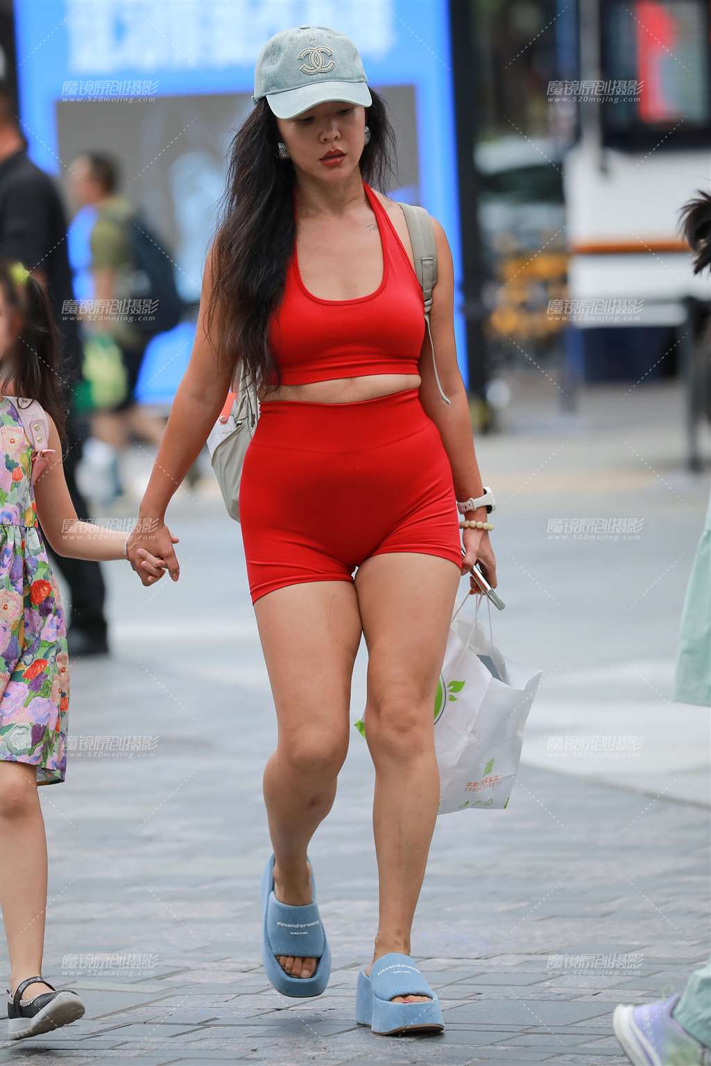 图片[4]-红瑜伽服辣妈-街拍流行馆