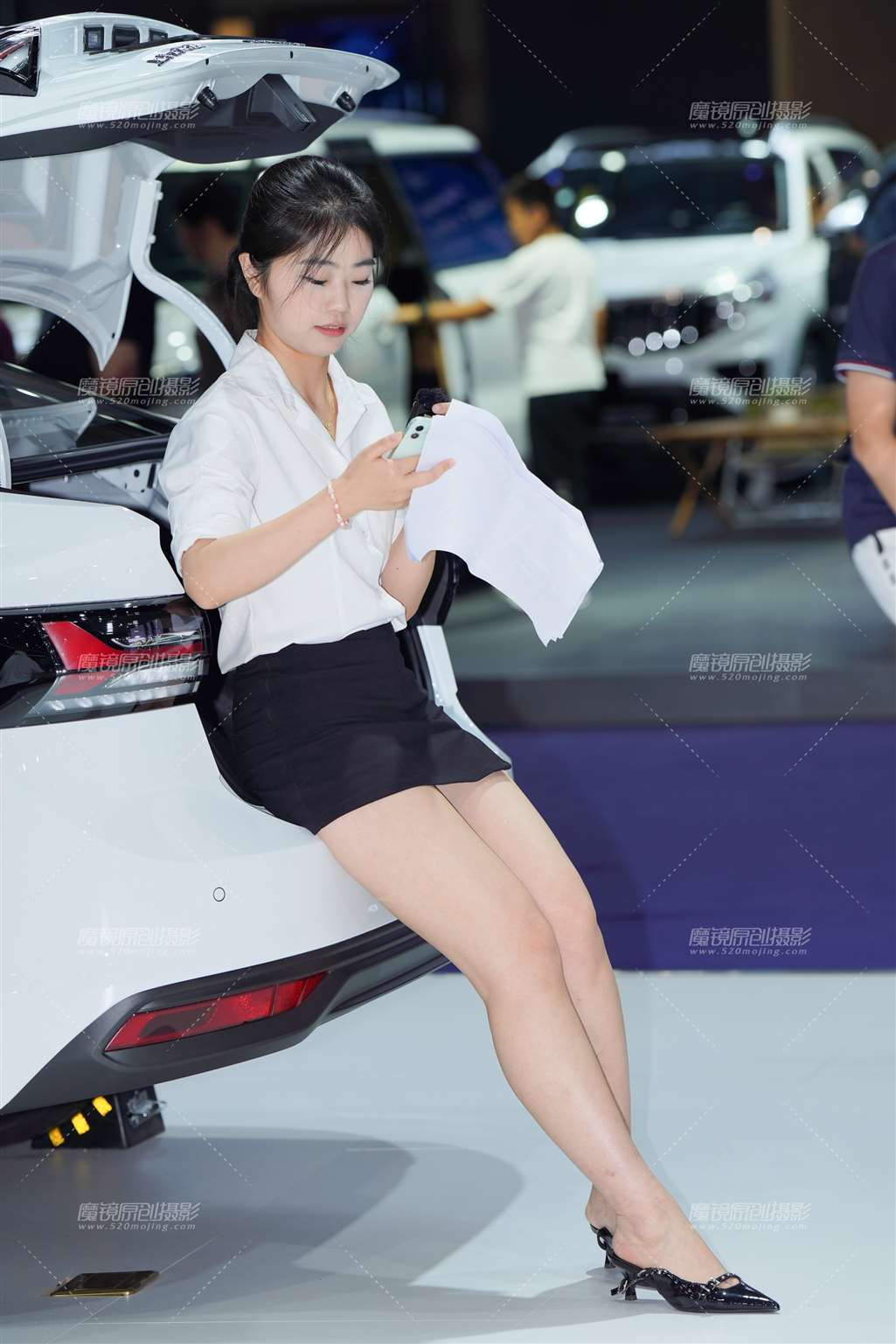 图片[1]-制服美腿销售主播-街拍流行馆