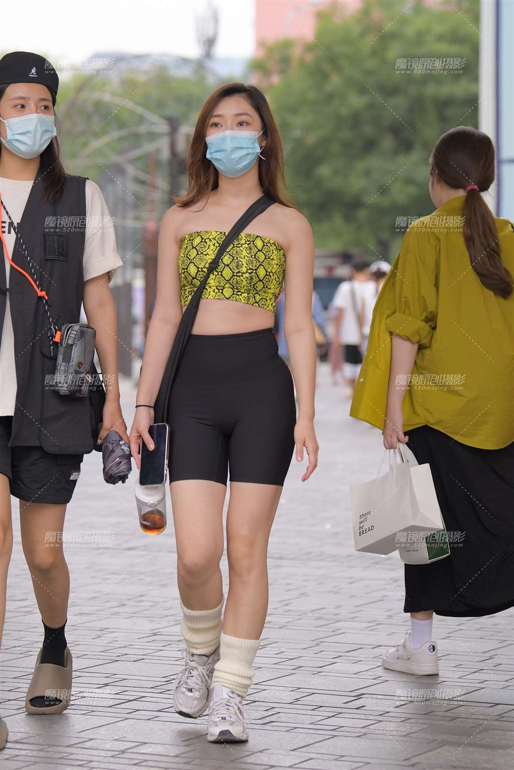 图片[1]-黑色瑜伽短裤美女-街拍流行馆