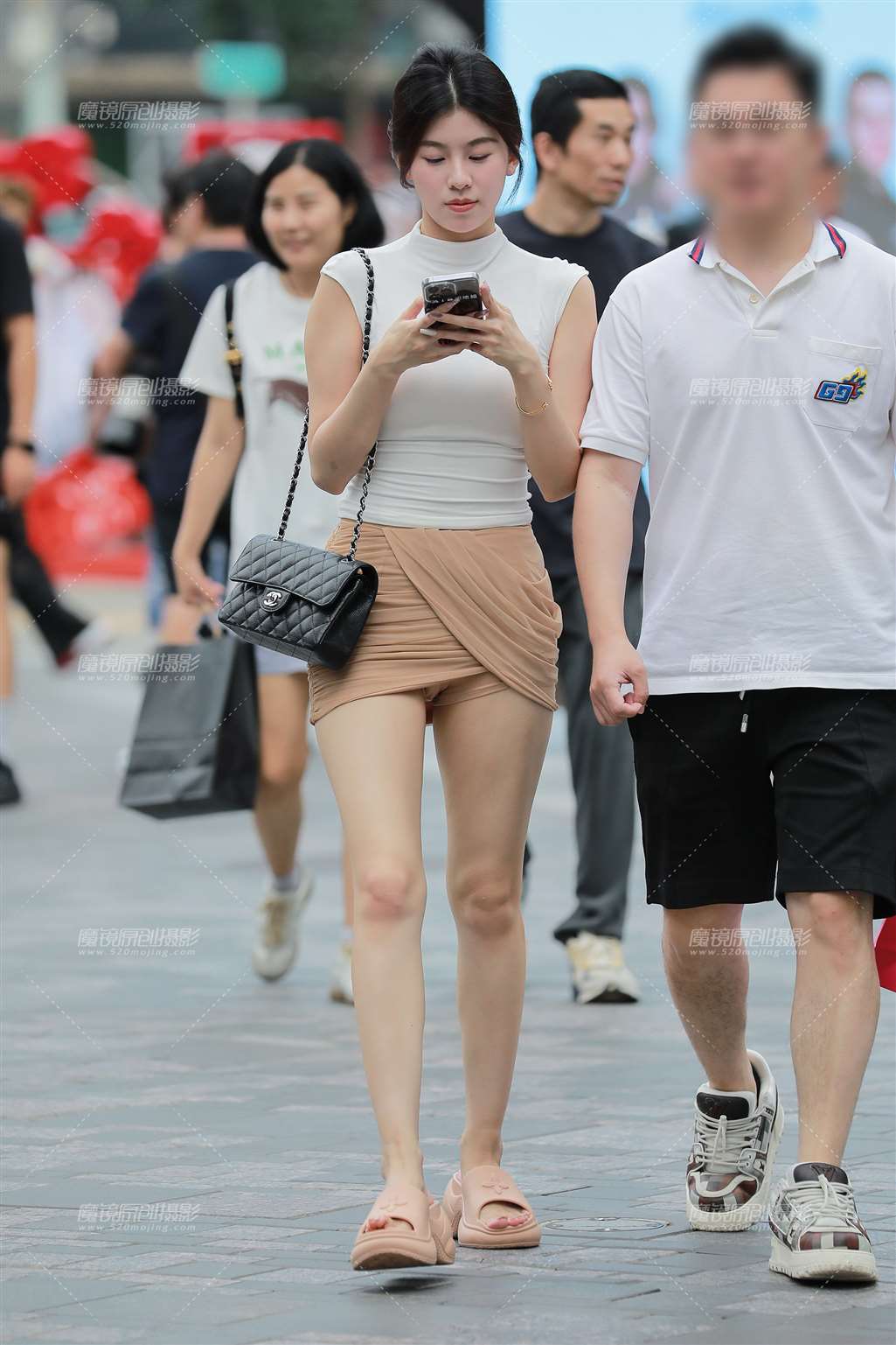 图片[3]-棕色超短包臀裙-街拍流行馆
