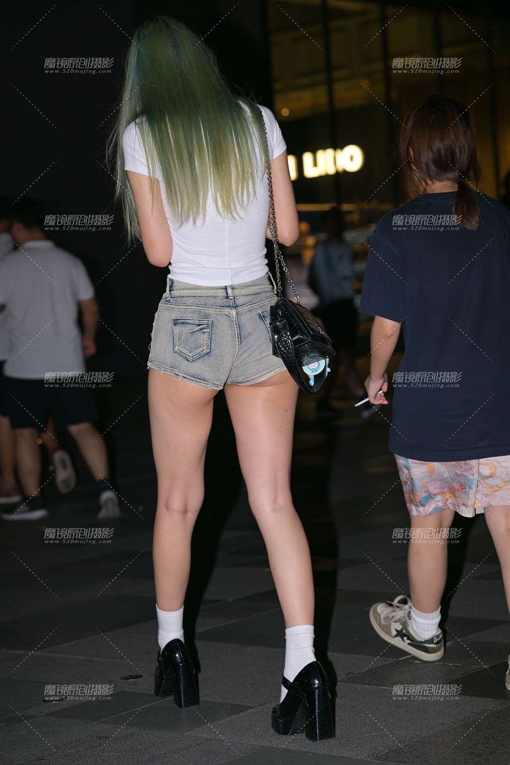 图片[2]-超紧热裤眼镜妹-街拍流行馆