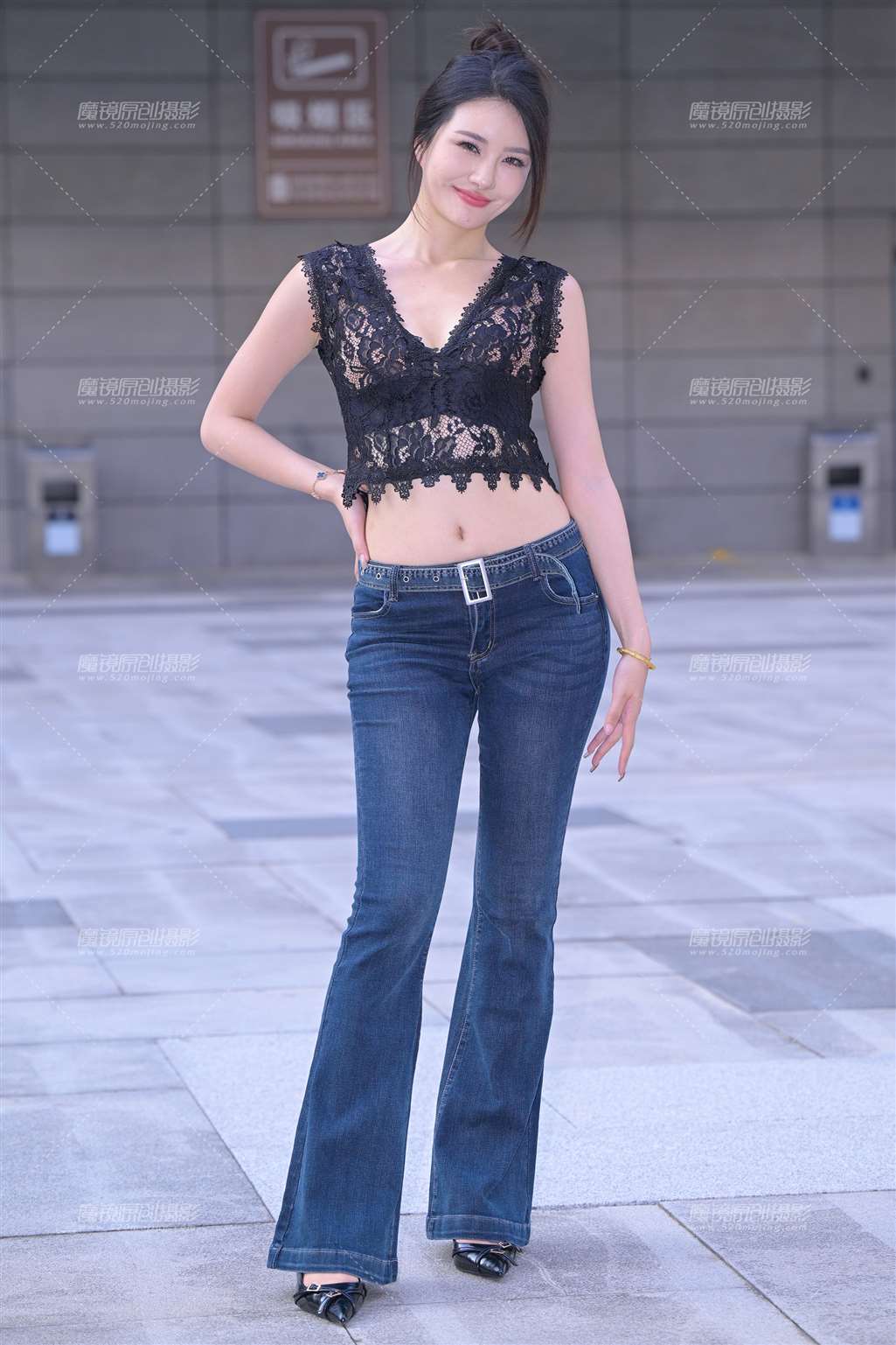 图片[1]-搭讪牛仔裤美女-街拍流行馆