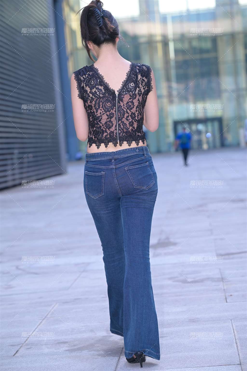 图片[2]-搭讪牛仔裤美女-街拍流行馆