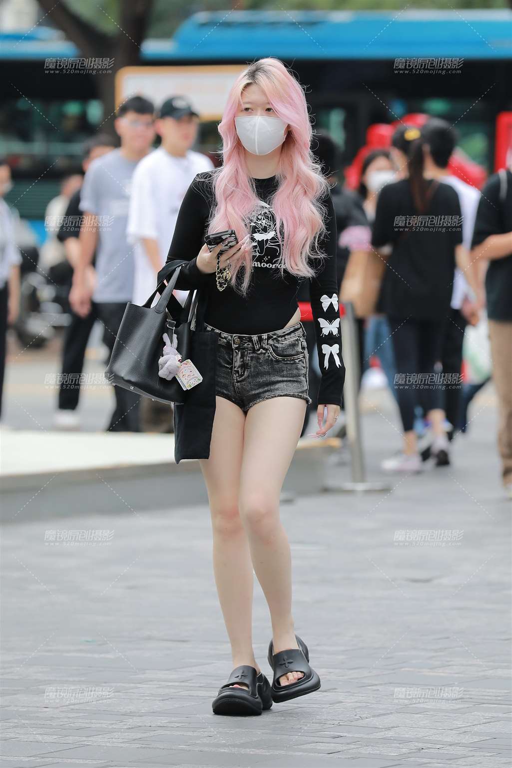 图片[3]-黑色超短超紧牛热-街拍流行馆