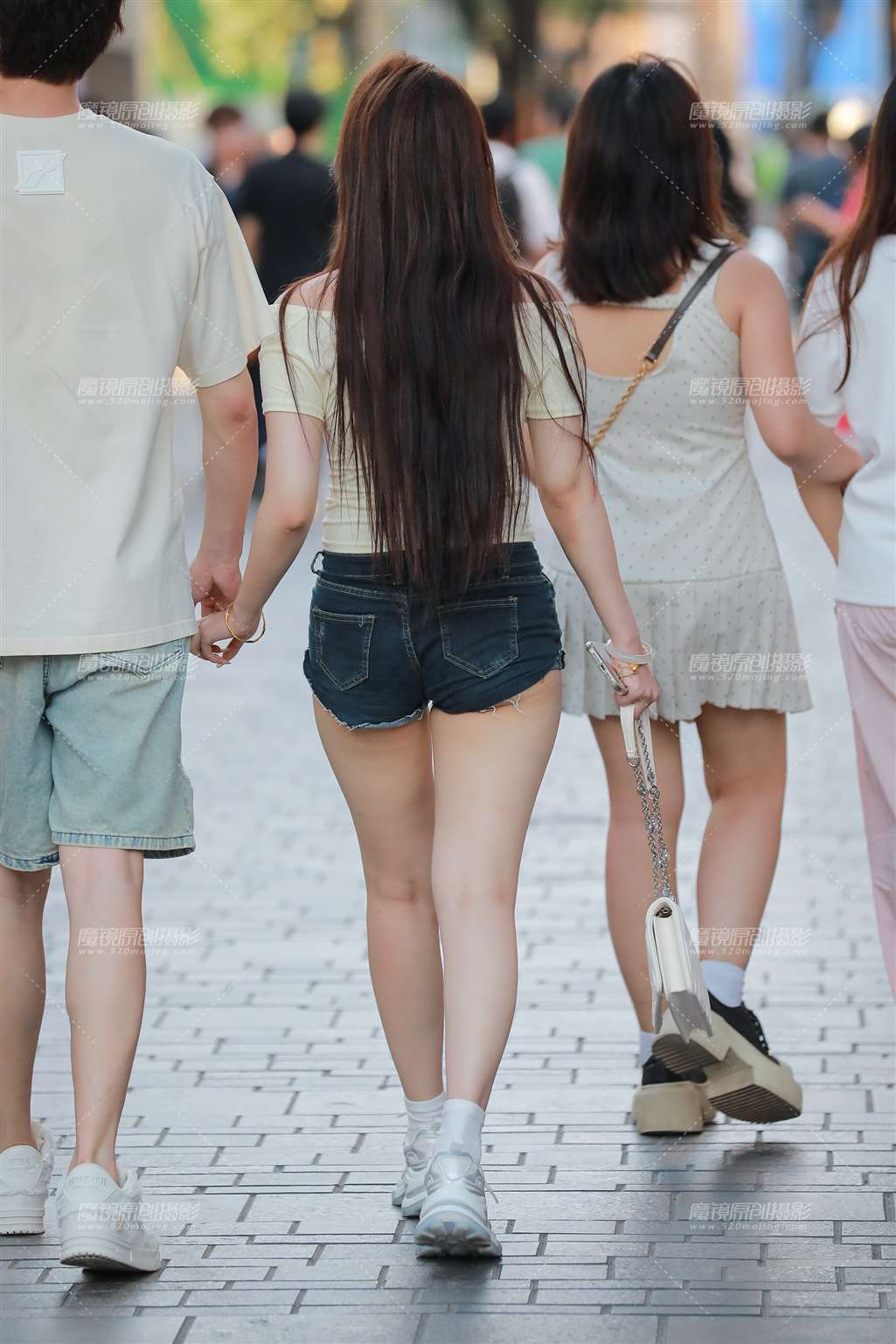 图片[2]-牛仔热裤女友-街拍流行馆