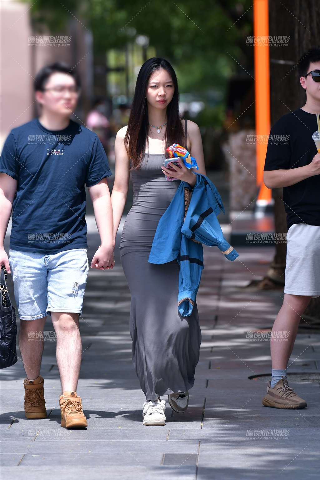 图片[1]-裹身长裙美女-街拍流行馆